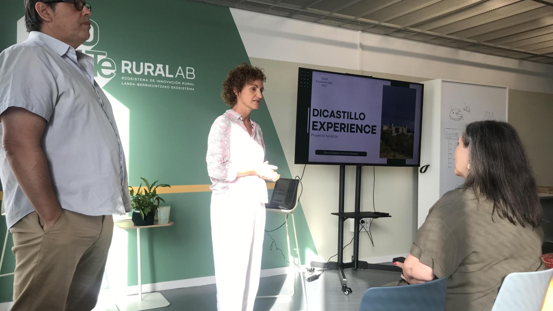 Blanca Sasti se dirige al público durante la explicación del proyecto Dicastillo Experience.