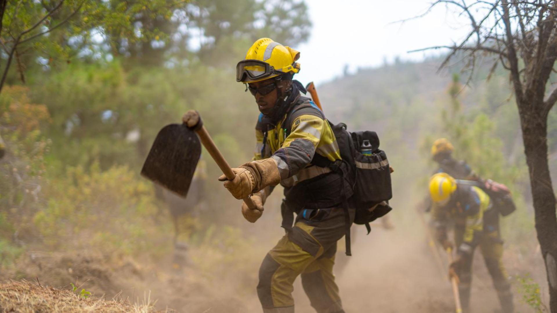 Agentes de los Equipos de Intervención y Refuerzo en Incendios Forestales (EIRIF) del Gobierno de Canarias intervienen en el incendio de La Palma
