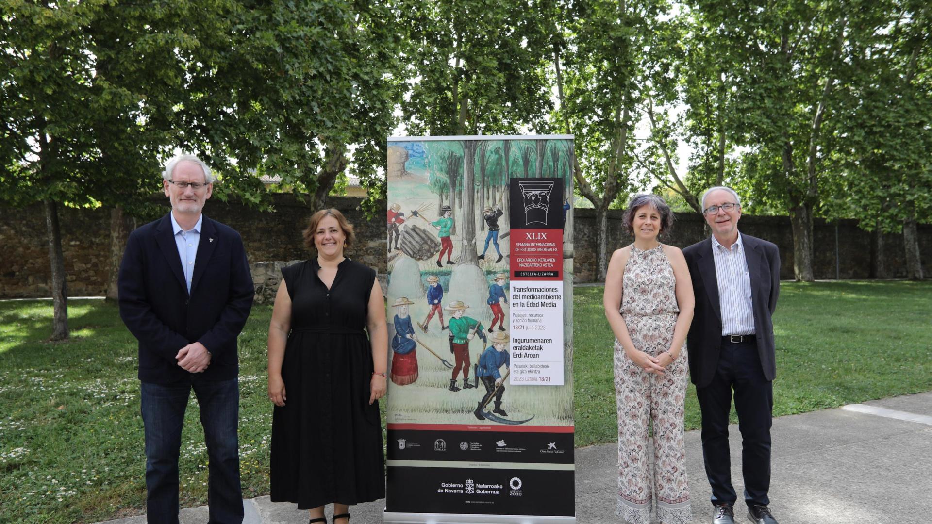 De izda. a dcha., Carlos Laliena, coordinador de la Semana, Marta Ruiz de Alda, alcaldesa de Estella-Lizarra, Rebeca Esnaola, consejera de Cultura y Deporte, y Joaquim Llansó, director del Servicio de Archivos