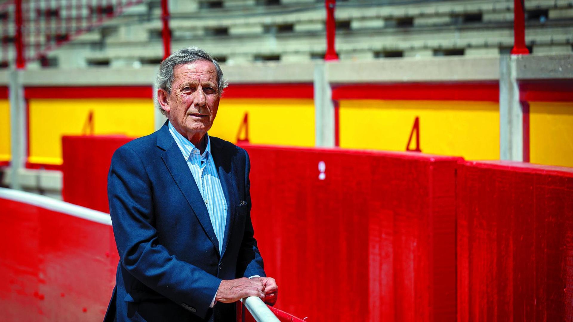 José María Marco, presidente de la Comisión Taurina de la Casa de Misericordia, posa subido al estribo de la barrera de la plaza de toros de Pamplona