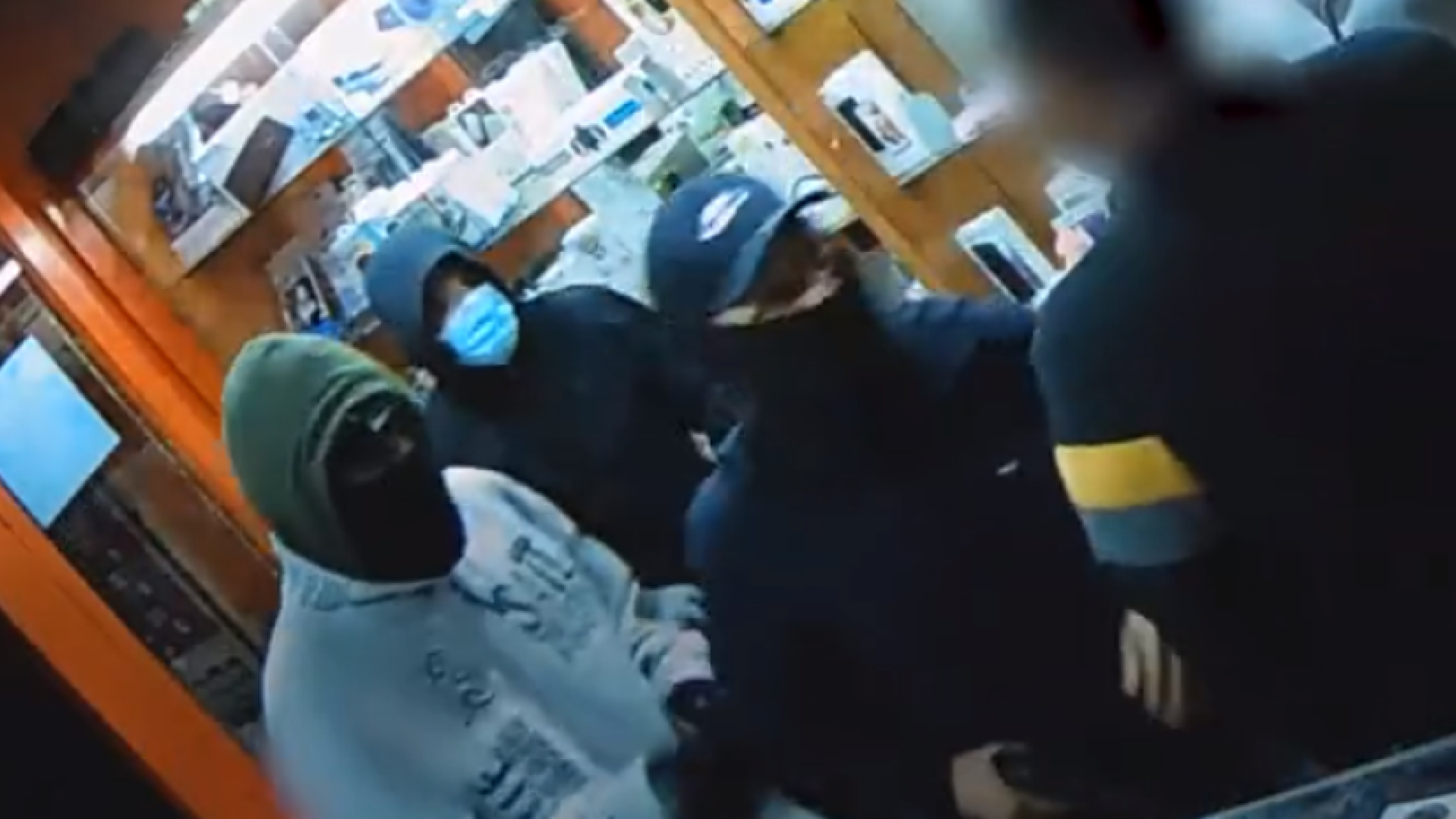 Imagen de un vídeo difundido por los Mossos de uno de los robos