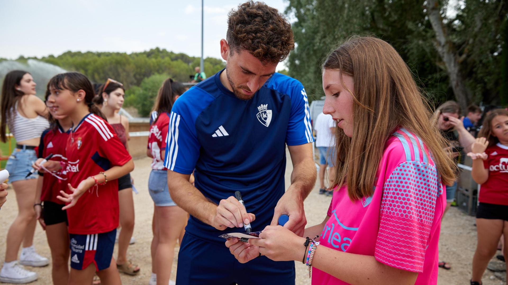 Kike Barja firma autógrafos en el amistoso del pasado martes en Lerín