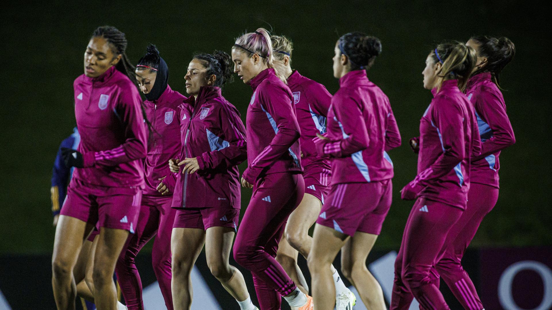 Las jugadoras de la selección española, durante el entrenamiento de este jueves en Wellington