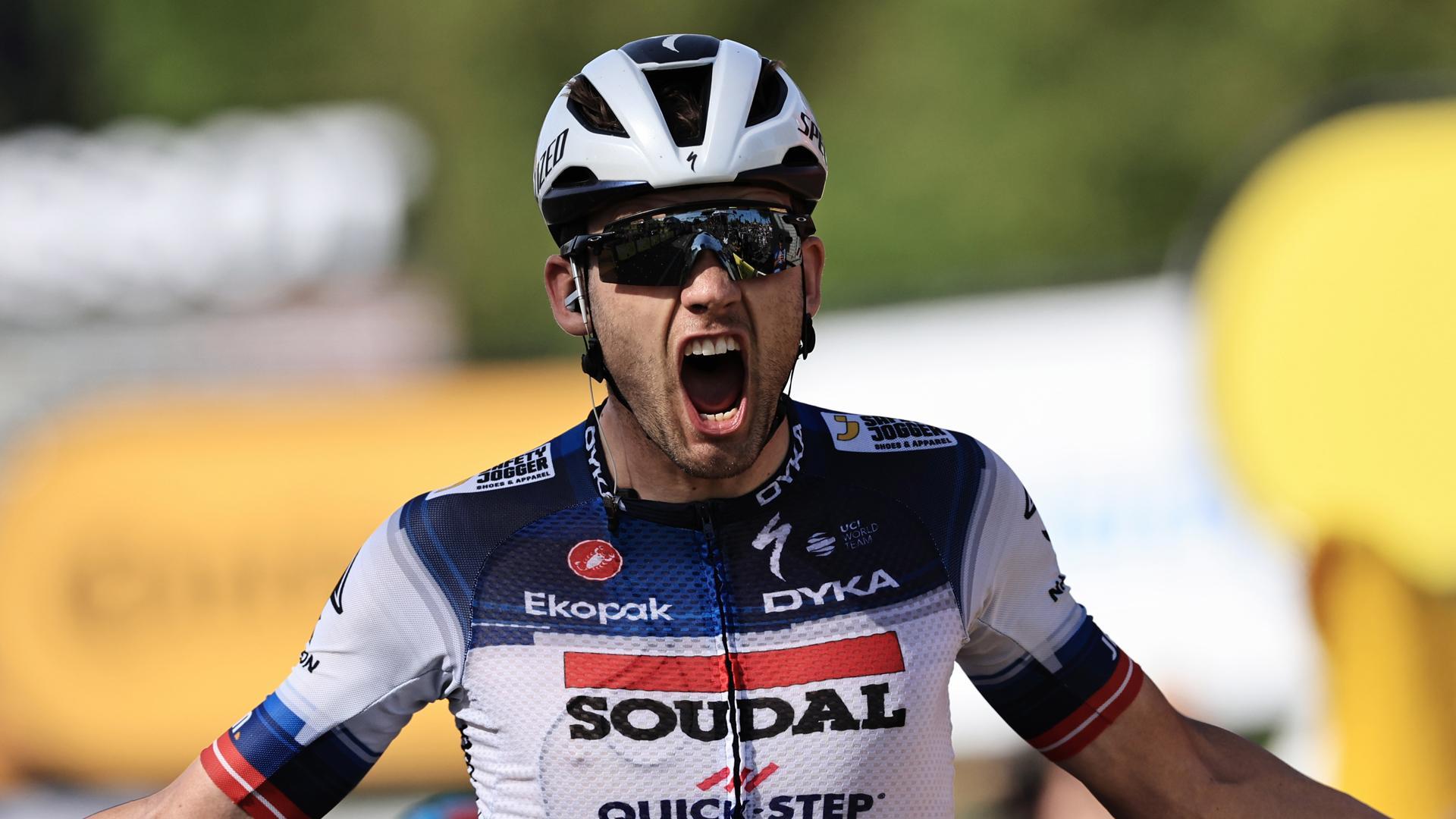 Kasper Asgreen celebra la victoria en la meta de Bourg-En-Bresse