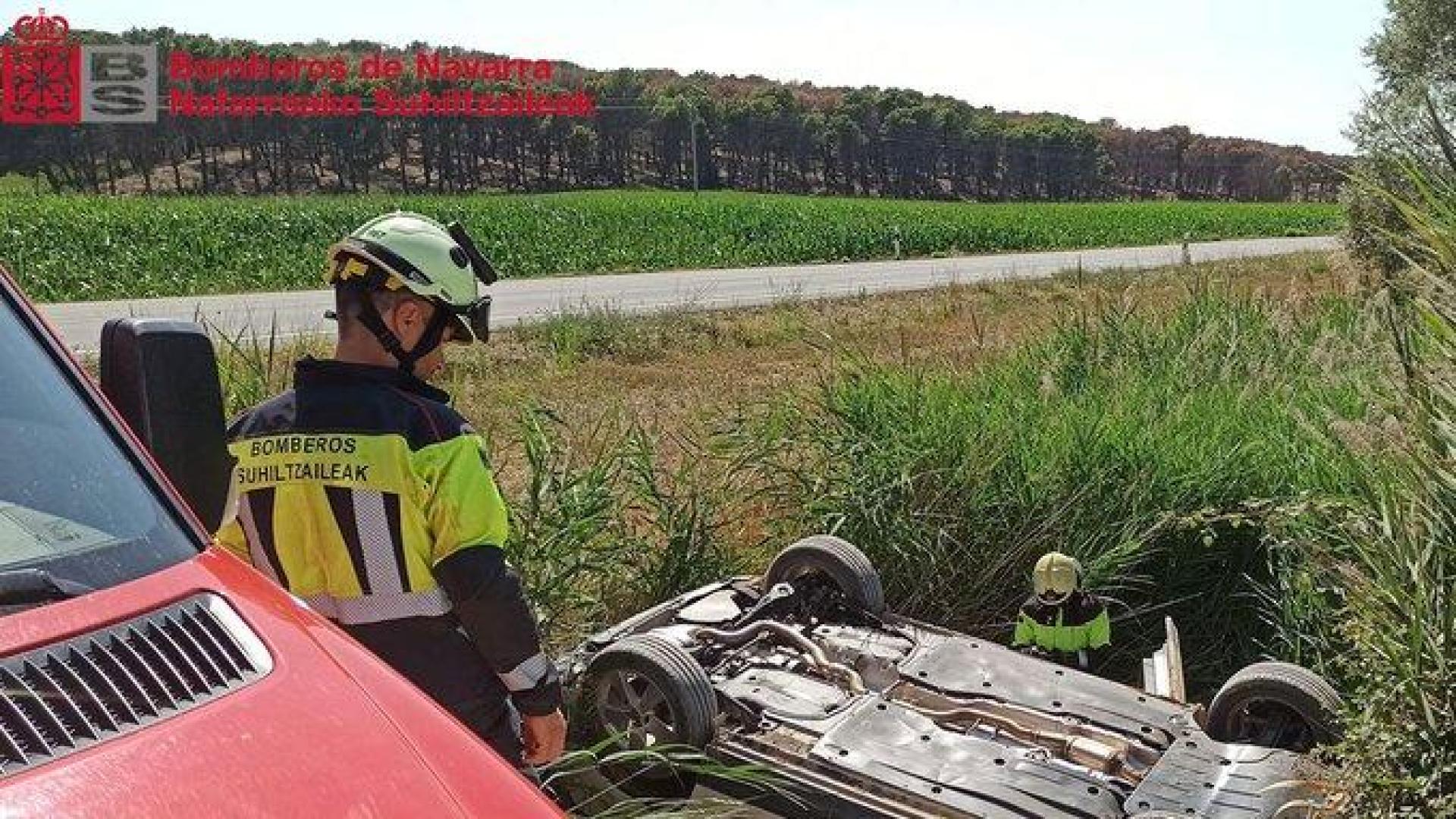 El vehículo ha sufrido un espectacular vuelco tras salirse de la vía
