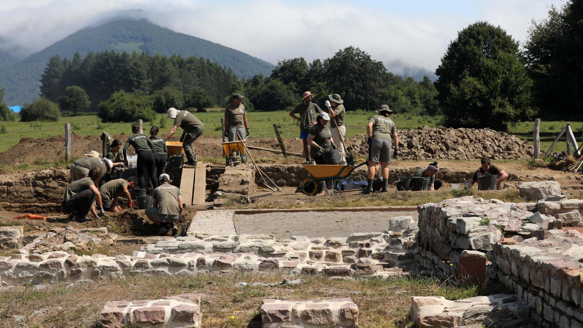 Los voluntarios de Aranzadi, este jueves, en el edificio de las termas del yacimiento de Zaldua, en Burguete