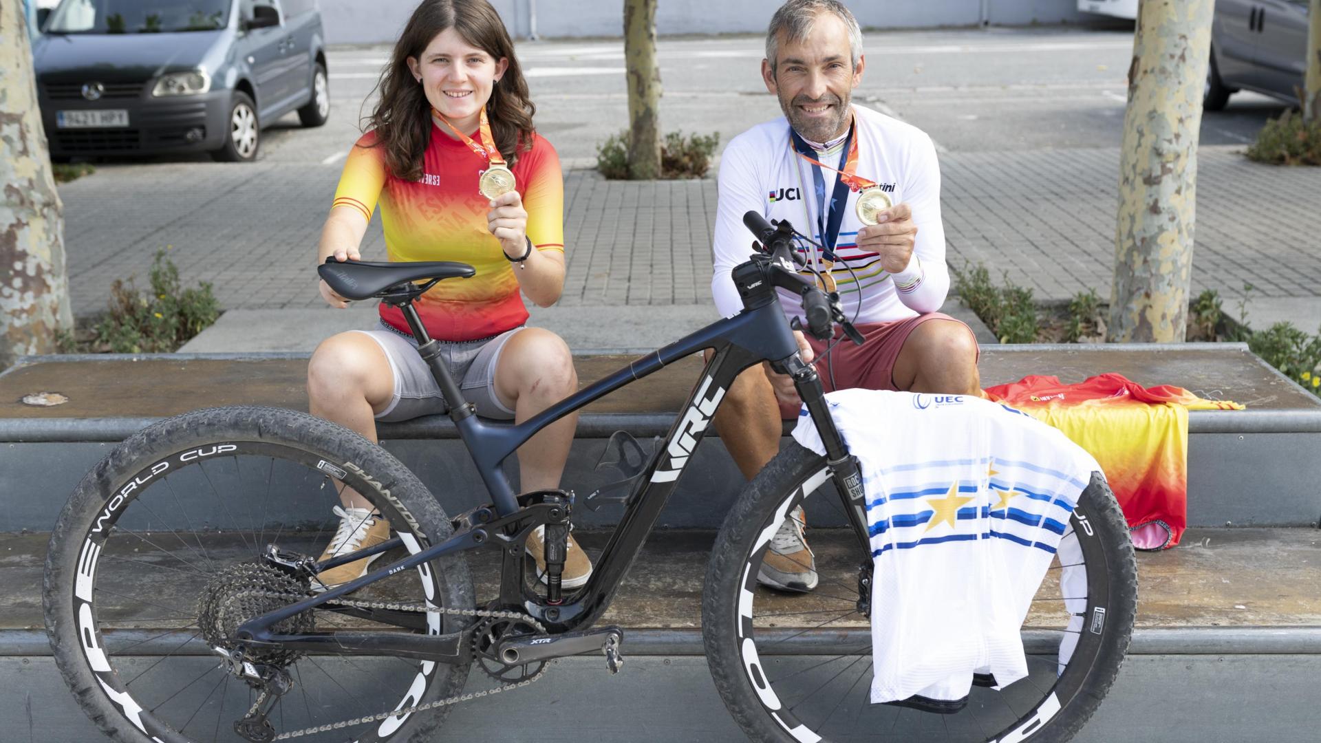 Estitxu Sagardoy y Patxi Cía, campeones de España, Europa y del Mundo de mountain bike.