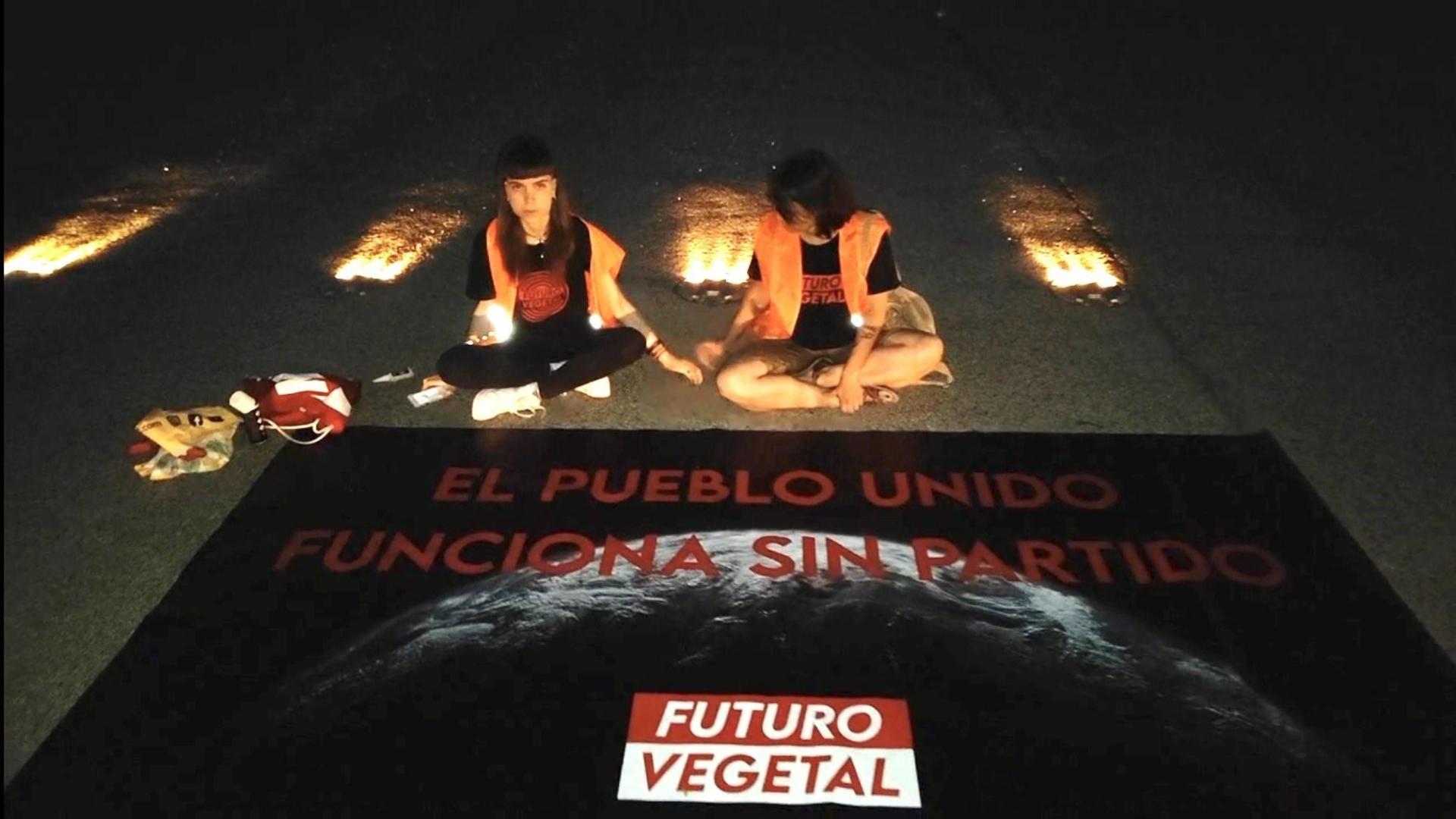 Activistas de Futuro Vegetal acceden a una pista de aterrizaje del aeropuerto Adolfo Suárez-Madrid Barajas.