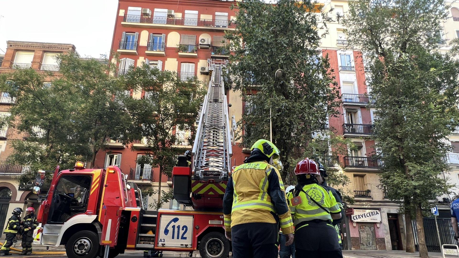 Efectivos de bomberos en el incendio de un vivienda de Chamberí