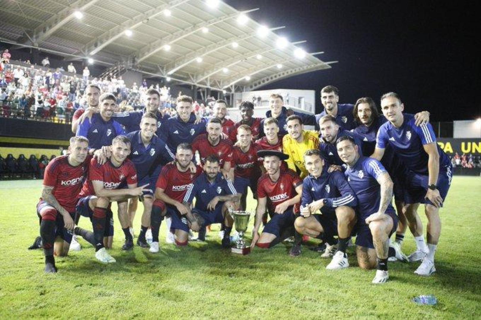 Foto de familia con el trofeo
