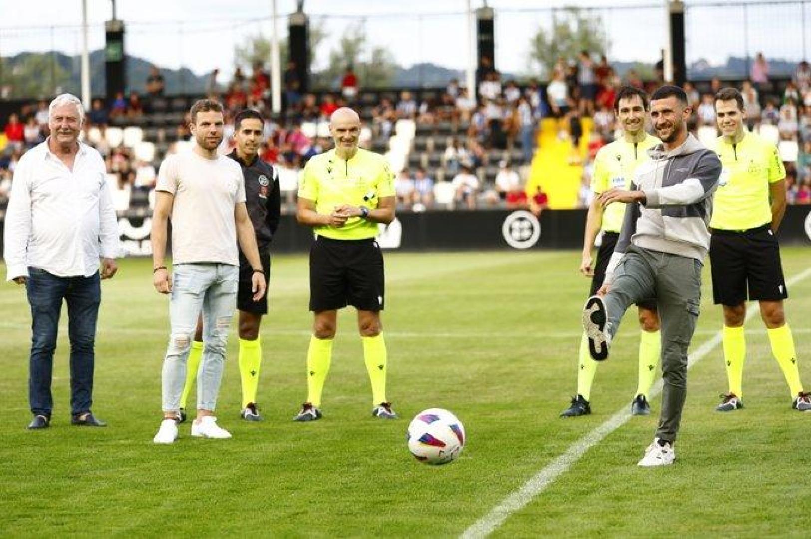 Oier realiza el saque de honor