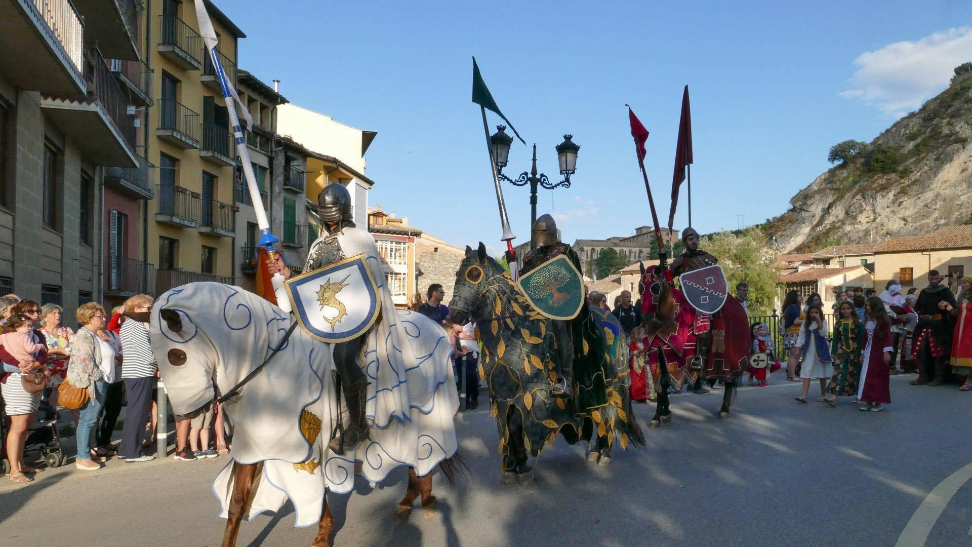 Caballeros medievales desfilan por una de las calles de Estella durante la celebración de la Semana Medieval