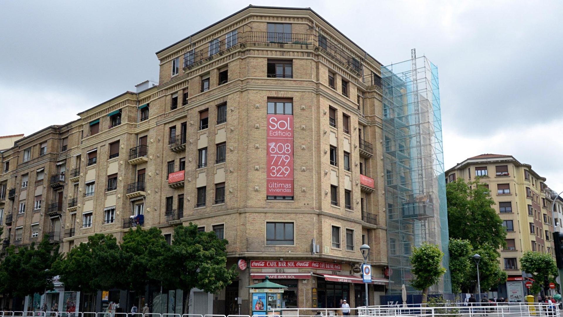 Ya han comenzado las obras de vaciado del interior del edificio Sol, junto a la plaza de los Fueros