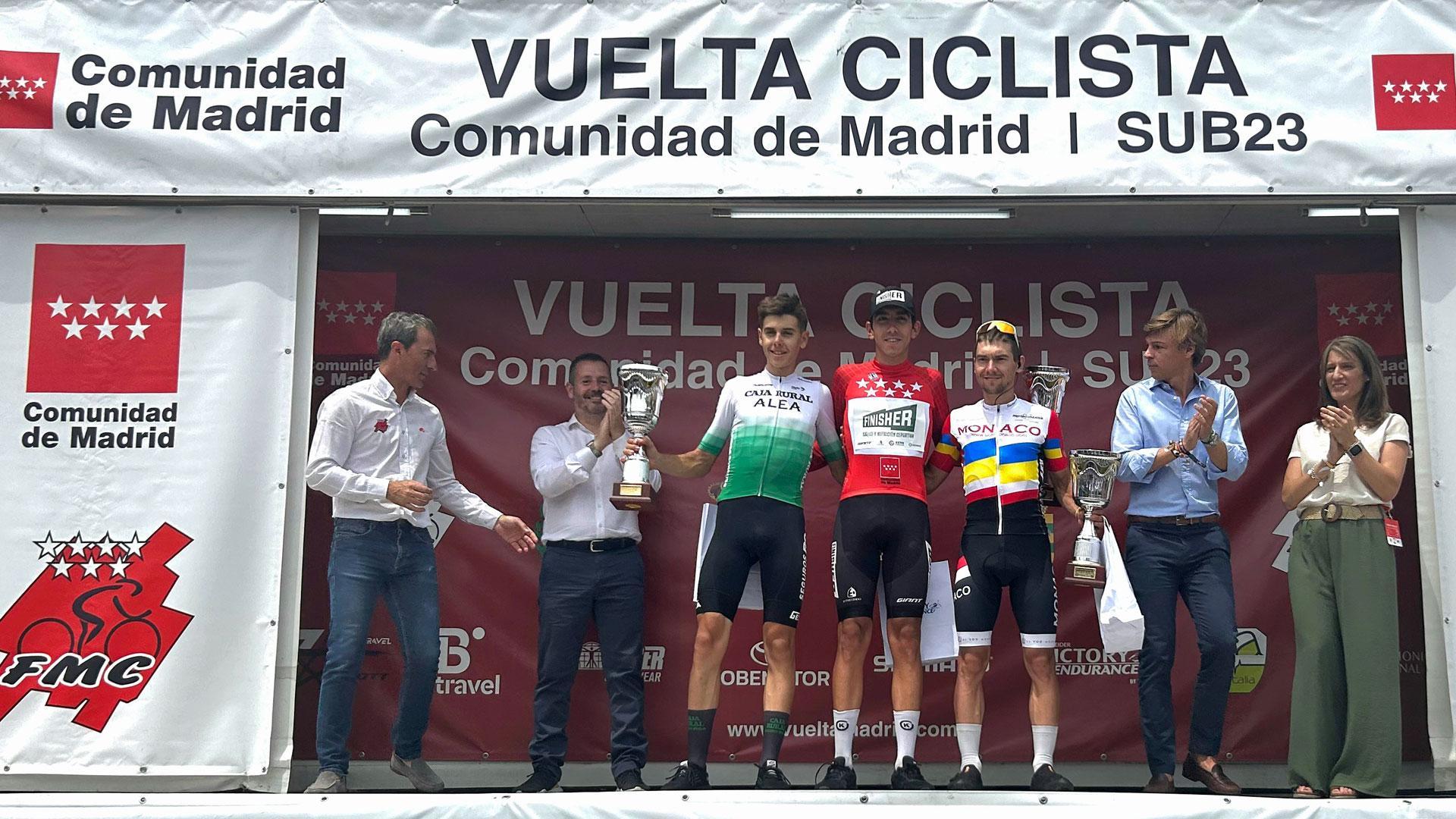 El consejero de Cultura, Turismo y Deporte de la Comunidad de Madrid, Mariano de Paco Serrano, ha entregado a Diego Uriarte el trofeo como ganador de la XXXV Vuelta Ciclista a Madrid Sub-23