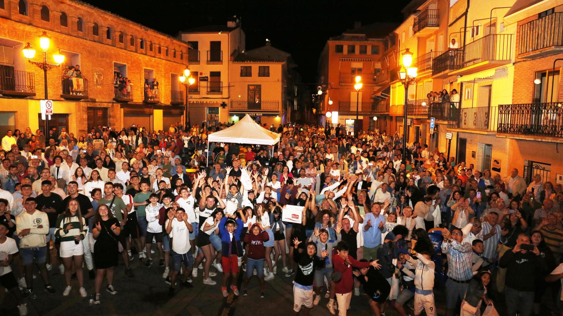 A: LUIS MIGUEL CHAVERRI
F: 22/07/2023
P: LA PLAZA LLENA DE PÚBLICO DURANTE EL ACTO
L: ABLITAS
T: LANZAMIENTO DE PERAS EN LAS FIESTAS DE LA PATRONA