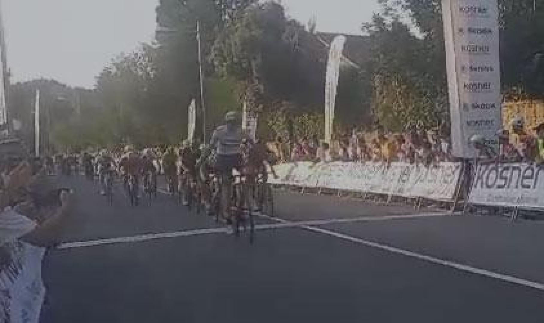 Llegada a la meta de los ciclistas encabezados por el corredor vasco Gari Ugarte (Bellota)