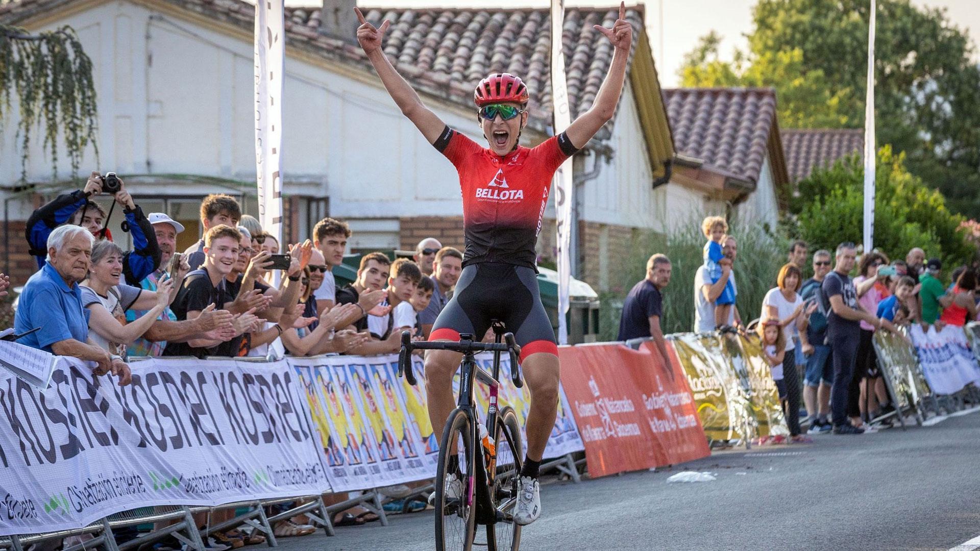 El ciclista Gari Ugarte celebra con los brazos en alto la victoria en la primera etapa de la Vuelta a Pamplona júnior