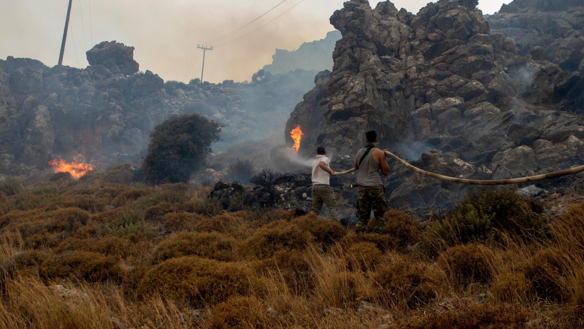 Los incendios forestales que asolan la isla de Rodas obligan a realizar evacuaciones