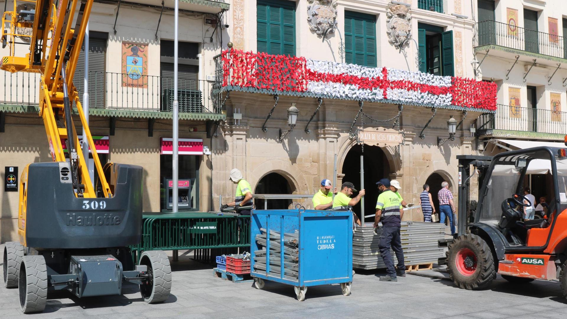 A: MARIBEL TIERNO
F: 22/07/2023
P: LA BRIGADA TRABAJA EN LA PLAZA DEL LOS FUEROS EN LOS PREPARATIVOS DE FIESTAS
L: TUDELA
T: FIESTAS