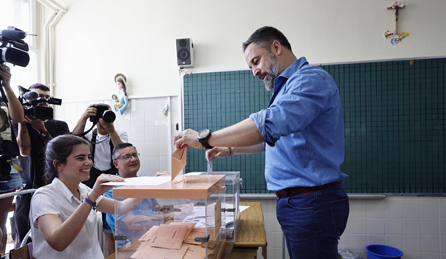 Abascal deposita sus votos