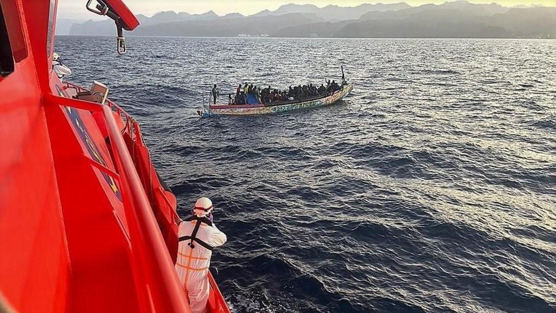 La operación de rescate del cayuco se inició sobre las 07.30 horas