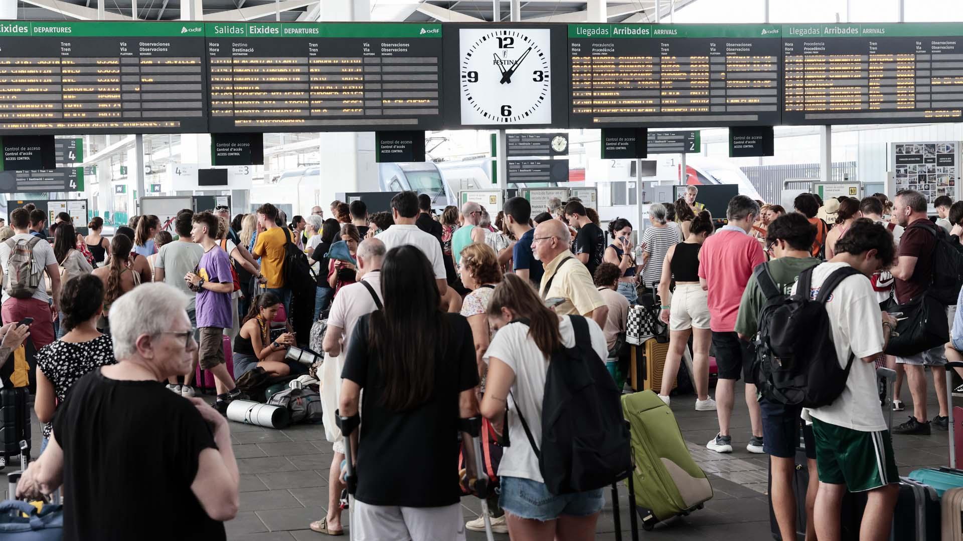 Un gran número de personas aguarda al restablecimiento del tráfico ferroviario en la estación Joaquín Sorolla de Valencia