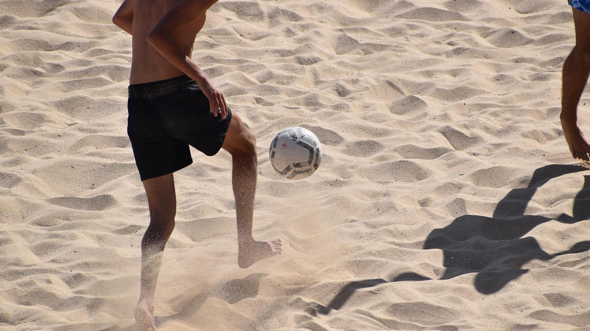 Dos personas juegan a fútbol playa