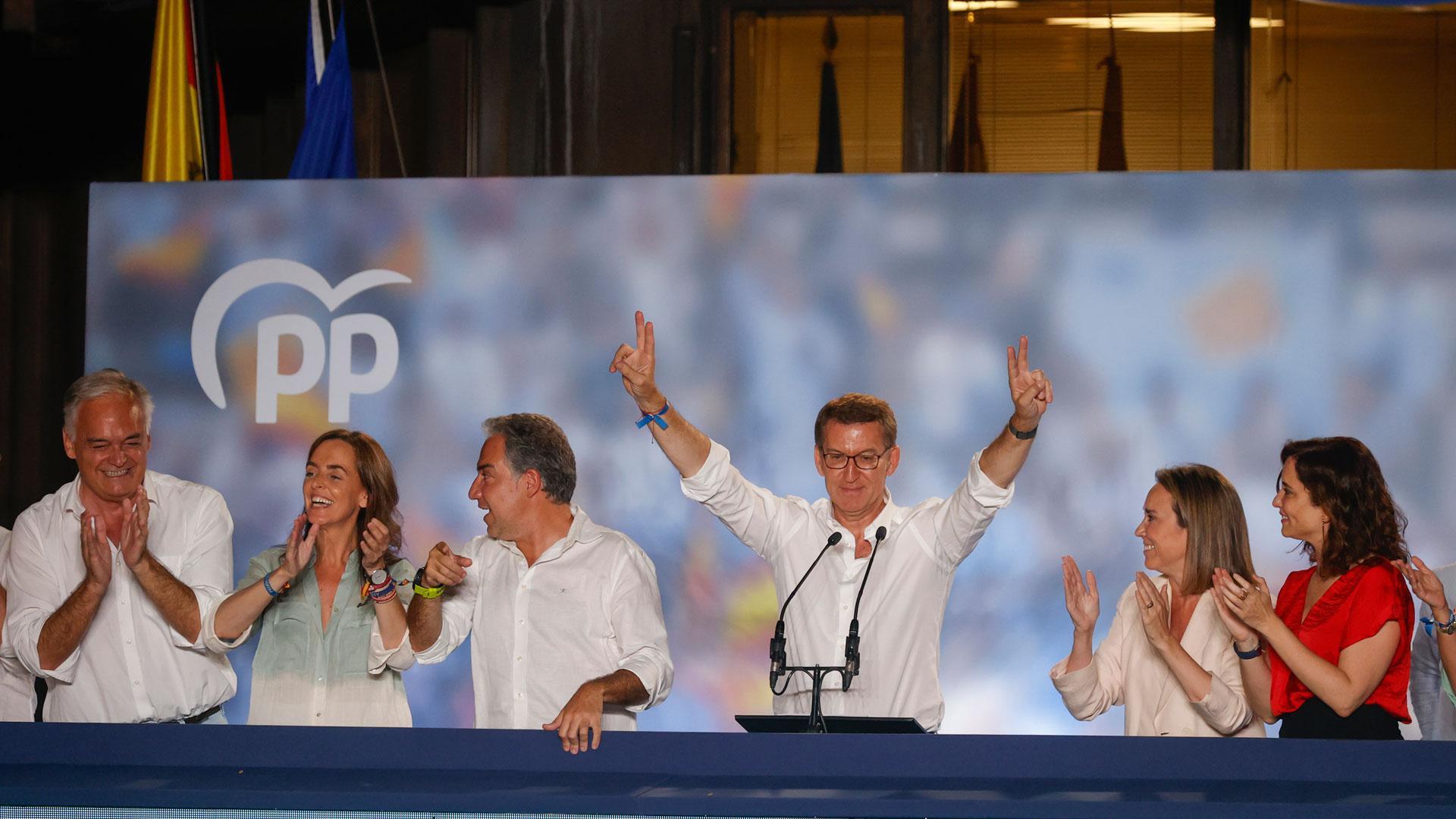 El candidato del Partido Popular, Alberto Núñez Feijoo (3-d), saluda a los simpatizantes en la sede de los populares en Madrid