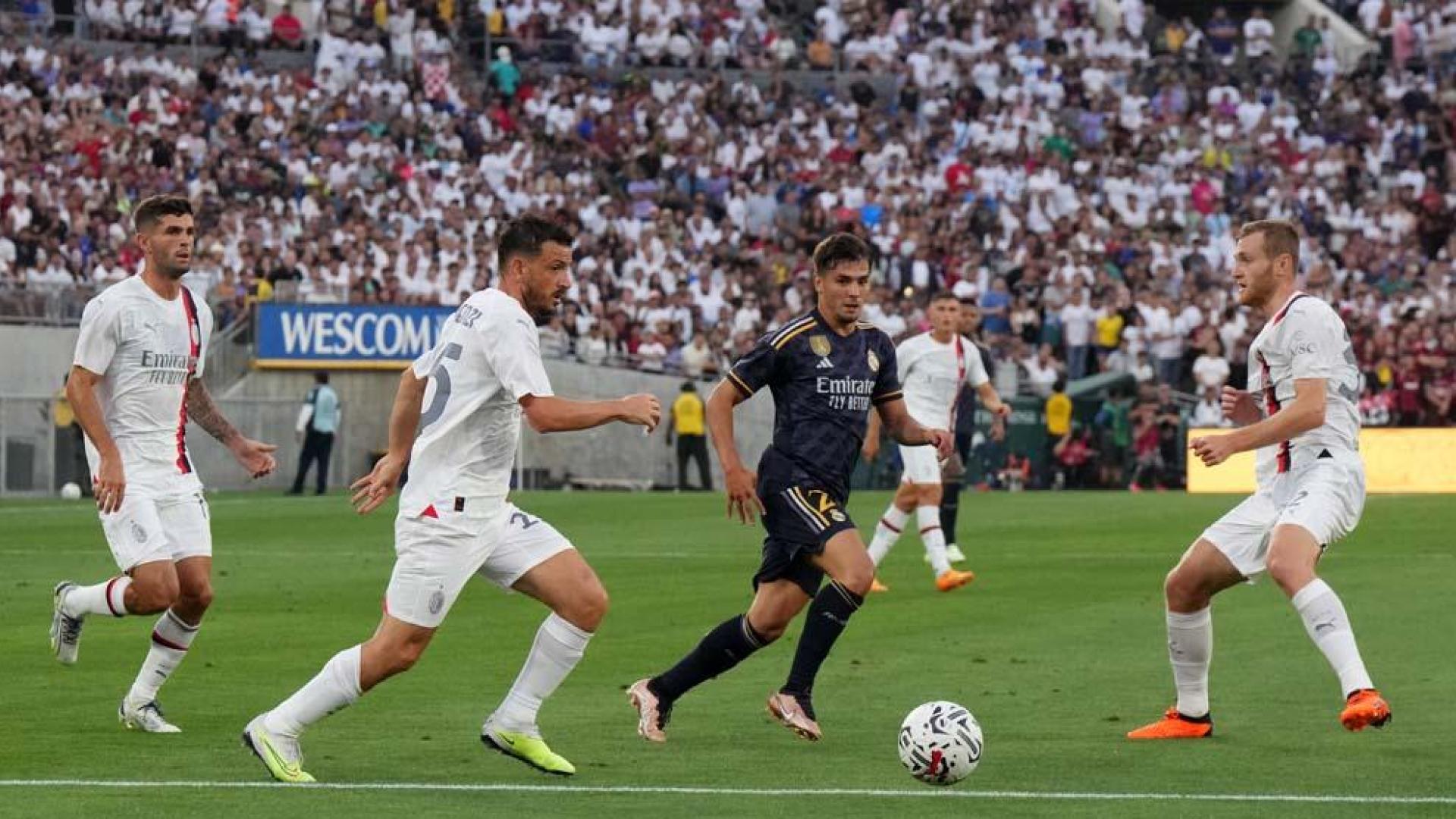 Ibrahim Abdelkader, entre los jugadores del Milan