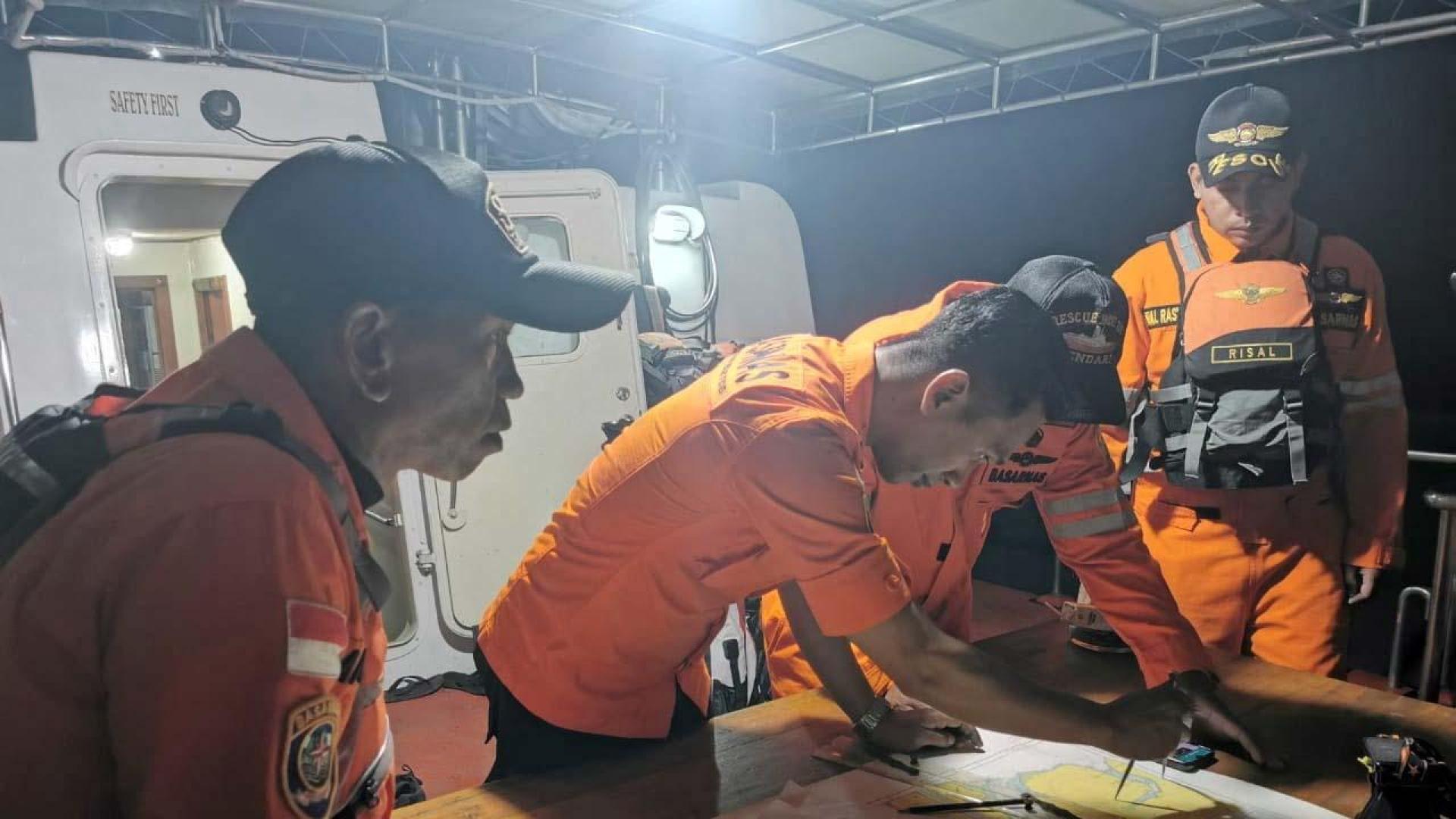 Integrantes del equipo de rescate del navío