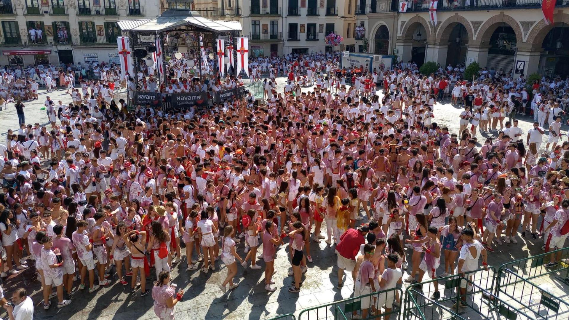 Vídeo de la plaza de los Fueros de Tudela momentos antes del cohete de las fiestas 2023