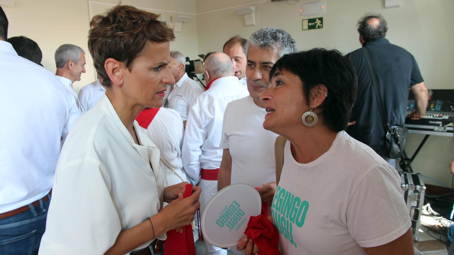 María Chivite junto a Laura Aznal en el cohete de Tudela