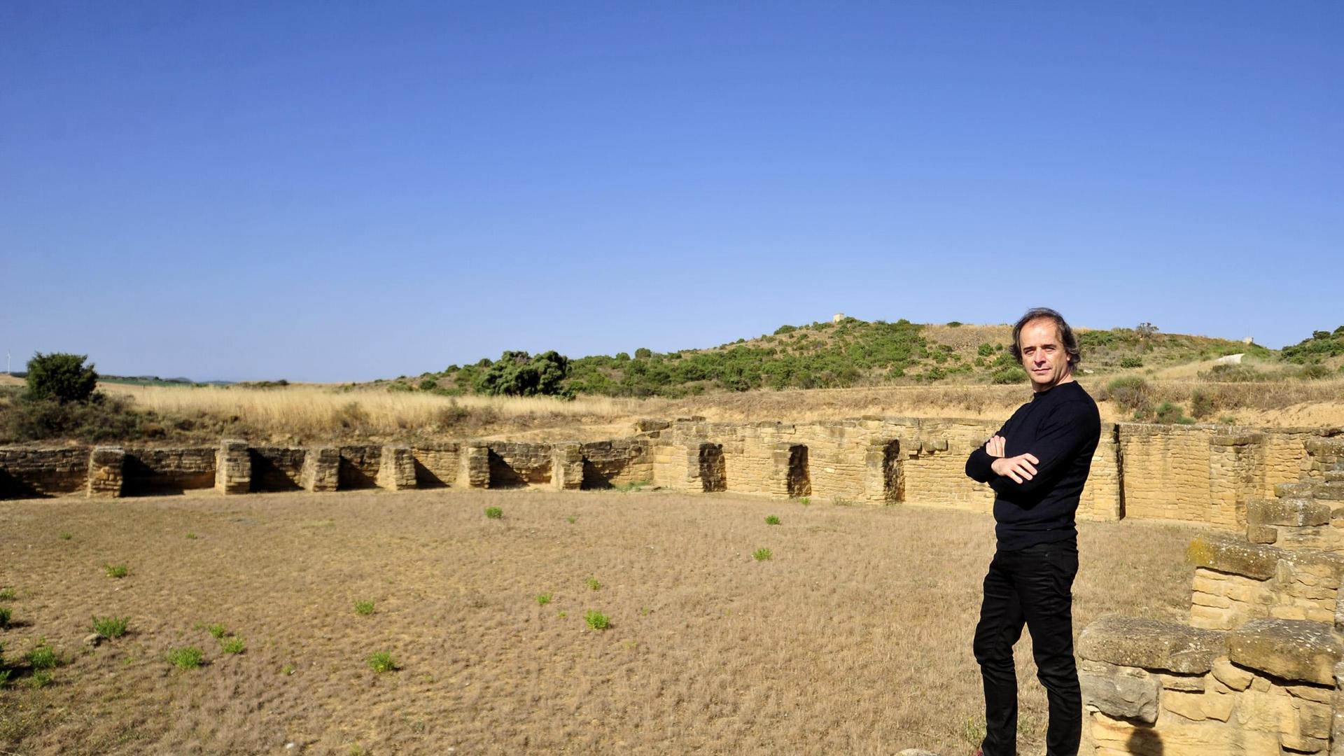 Alberto Urroz Jaurrieta posa en el depósito de aguas de las ruinas romanas de Andelos, donde el domingo se celebrará el segundo de los conciertos del festival, que comienza el jueves