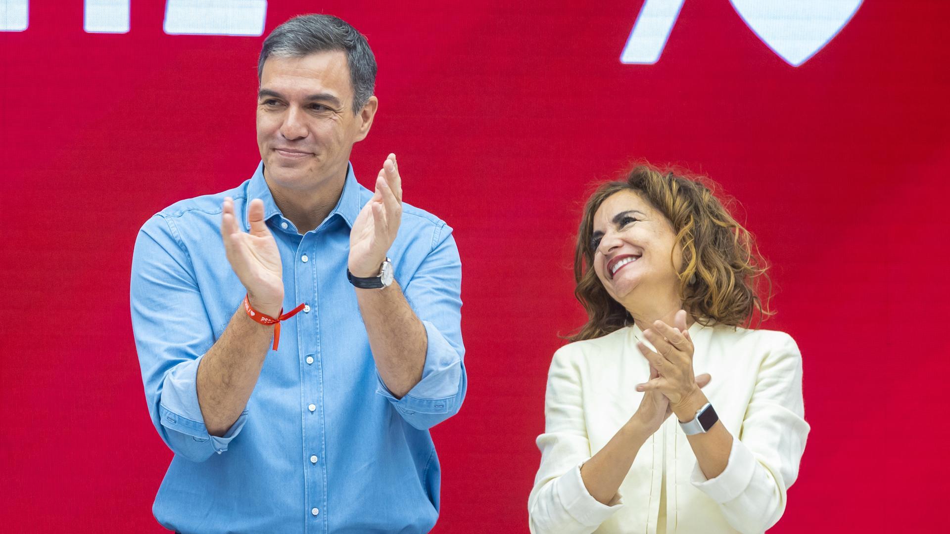 El presidente en funciones, Pedro Sánchez, con la ministra de  Hacienda, María Jesús Montero, en la reunión de la dirección socialista
