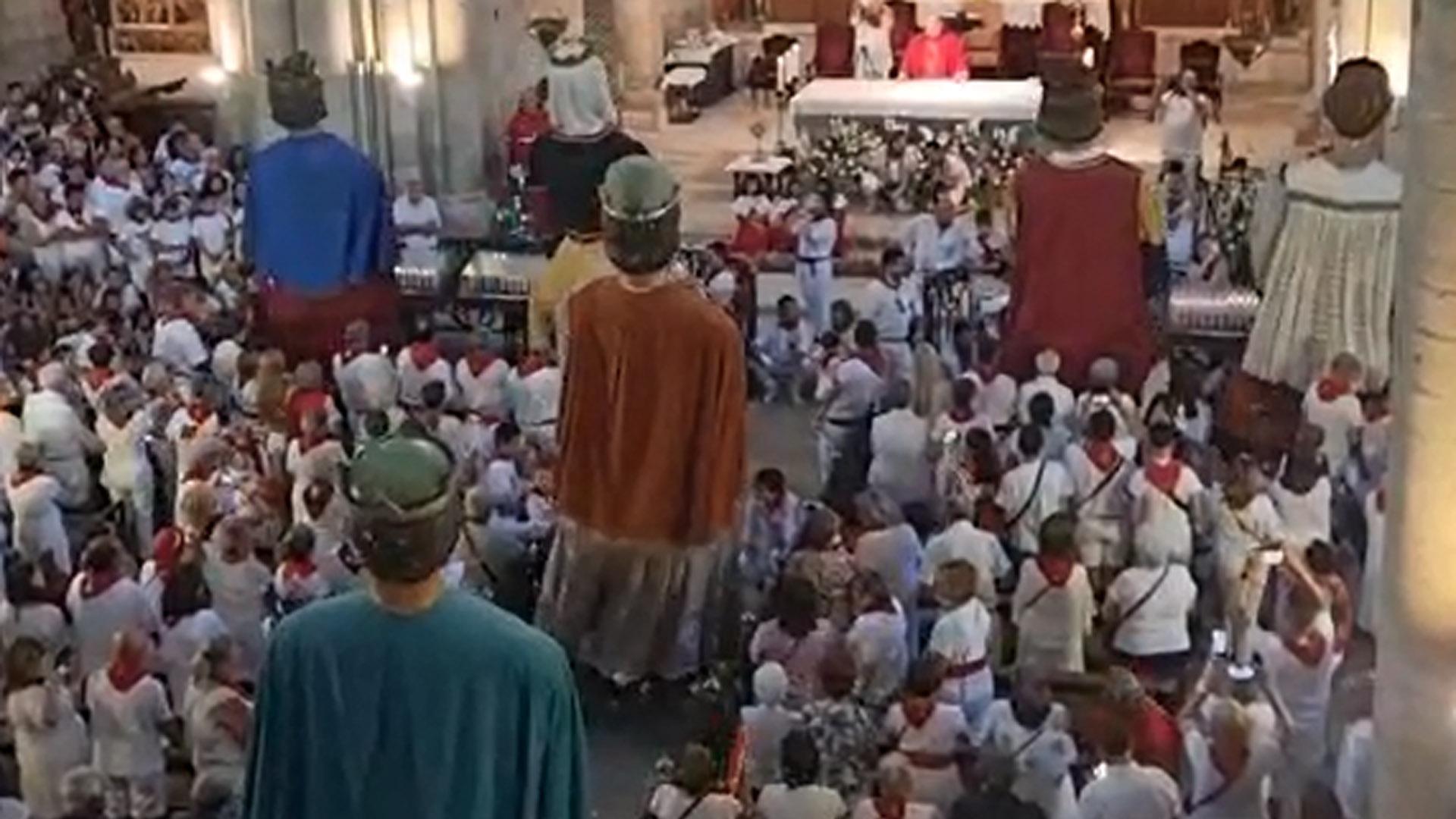 Los gigantes de Tudela bailan en la Catedral en la Novena a Santa Ana