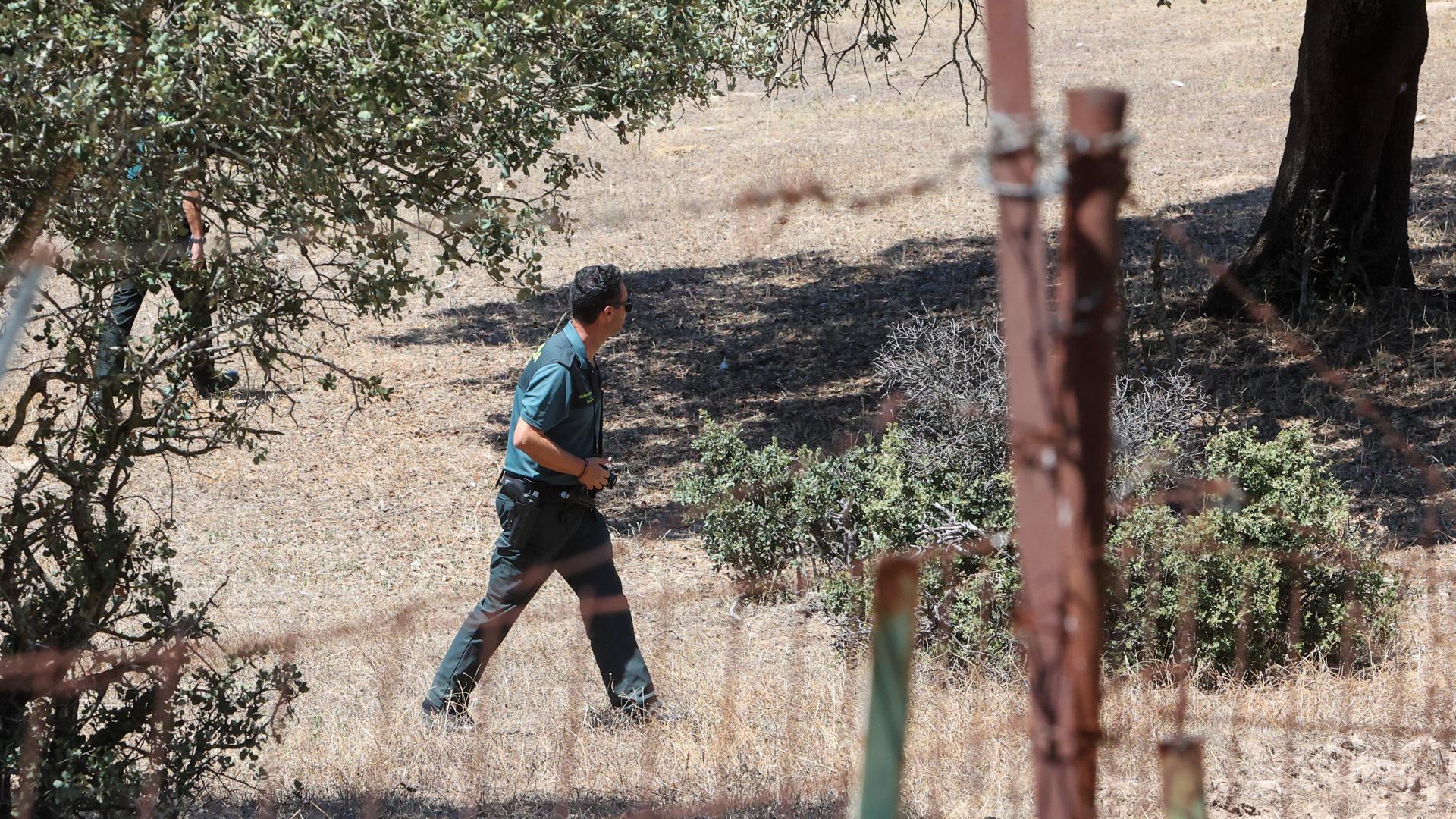 Efectivos de la Guardia Civil acuden al lugar donde una persona ha fallecido este martes al estrellarse una avioneta cerca de Mérida