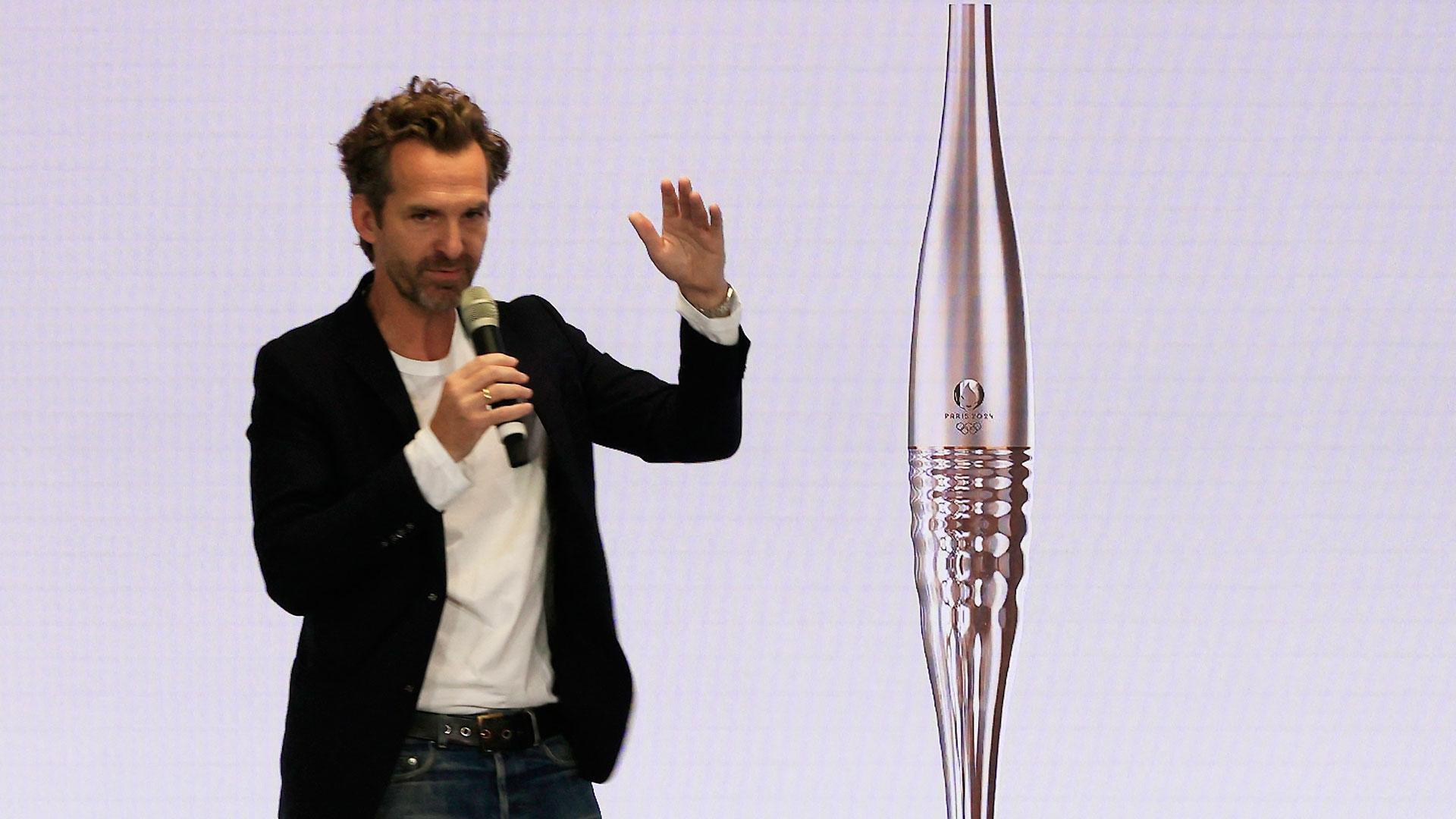 El diseñador Mathieu Lehanneur presenta la antorcha para los Juegos Olímpicos de París