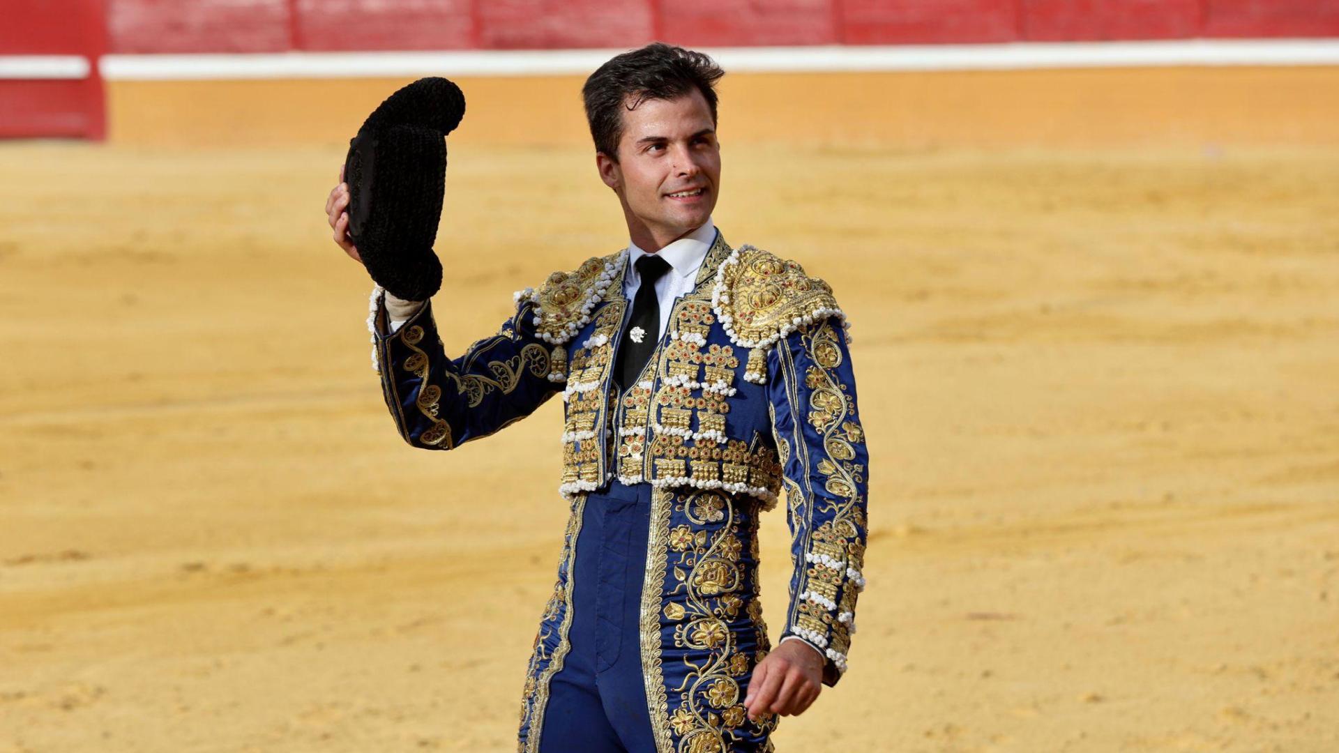 El novillero cordobés Rafael Reyes, que el pasado 11 de julio sacara a Roca Rey a hombros en Pamplona, corta y pasea la primera oreja de la feria de Tudela, al tercer novillo de la tarde de nombre "Coronel".