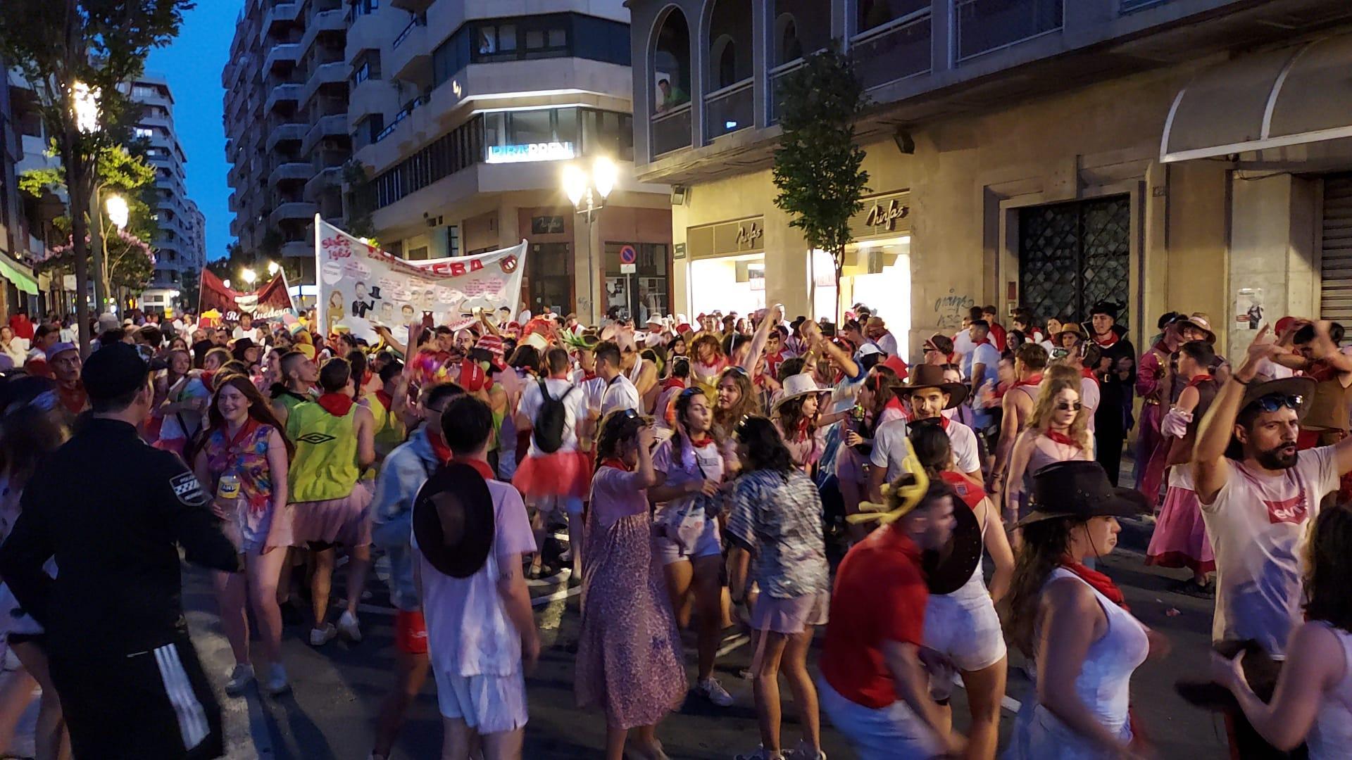 Los mozos y mozas de las peñas de Tudela regresan con la música de las charangas de la primera novillada de las fiestas