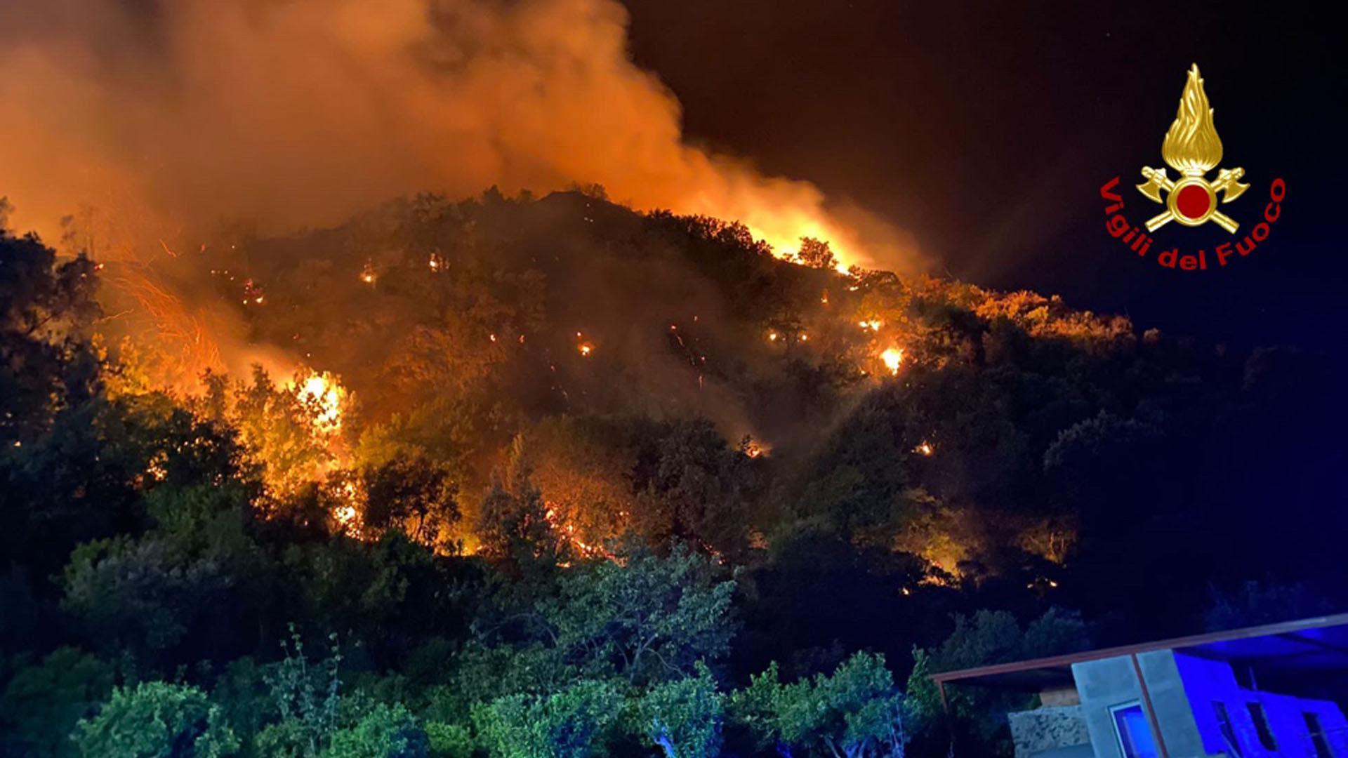 La isla de Sicilia, en el sur de Italia, fue arrasada por los incendios el martes
