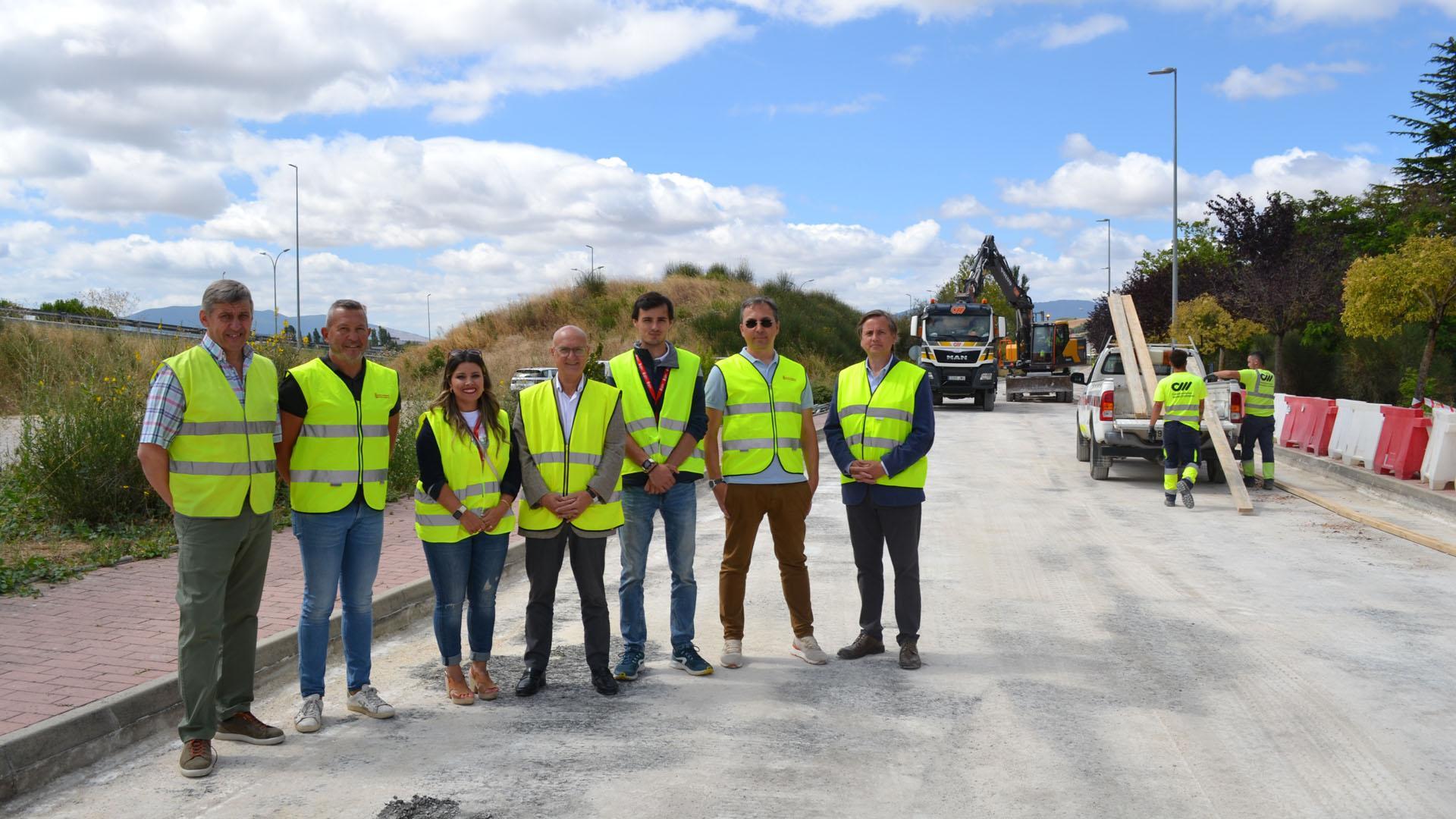En la imagen, Javier Mariezcurrena, gerente de Construcciones Mariezcurrena; Luis Miguel Martín, jefe de Negociado de Conservación y Vialidad de la demarcación Centro-Norte; Xuriñe Peñas, alcaldesa del Valle de Egües; Bernardo Ciriza, consejero de Cohesión Territorial; Javier Villanueva, teniente de Alcalde del Valle de Egües; Pablo González, director del Servicio de Conservación; y Pedro López Vera, director general de Obras Públicas e Infraestructuras, en su visita a los trabajos que se están realizando en la travesía de Olaz