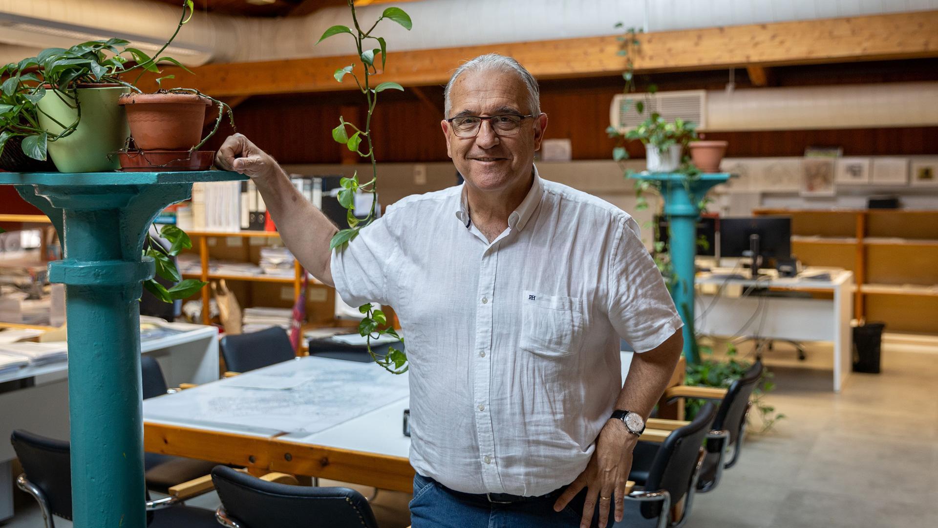 Enrique Maya, este miércoles, en la Oficina de Rehabilitación, donde regresa tras 24 años fuera
