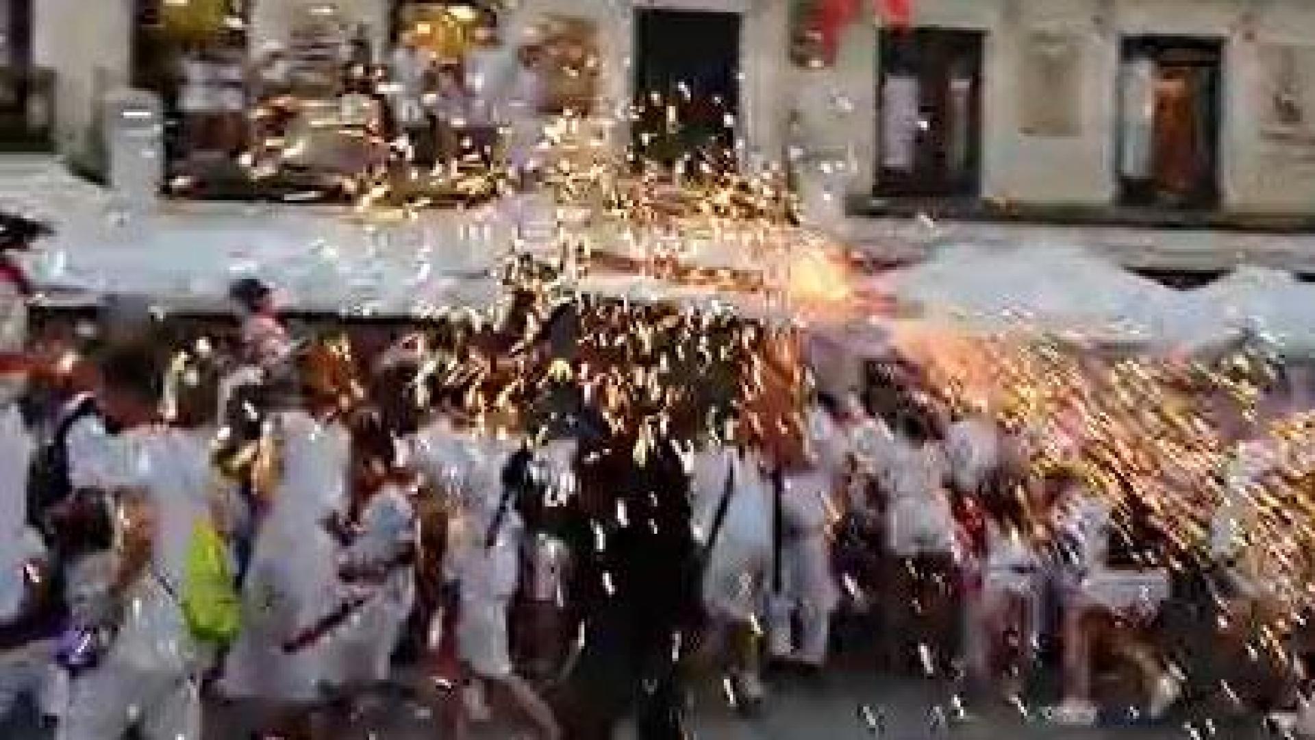 Los tudelanos más pequeños disfrutan corriendo delante de las chispas del torico de fuego en la plaza de los Fueros