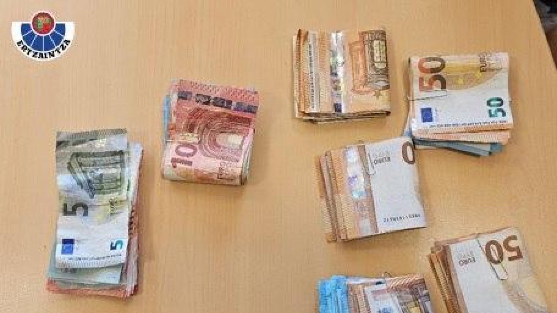 El dinero incautado a los dos jóvenes por la Ertzaintza