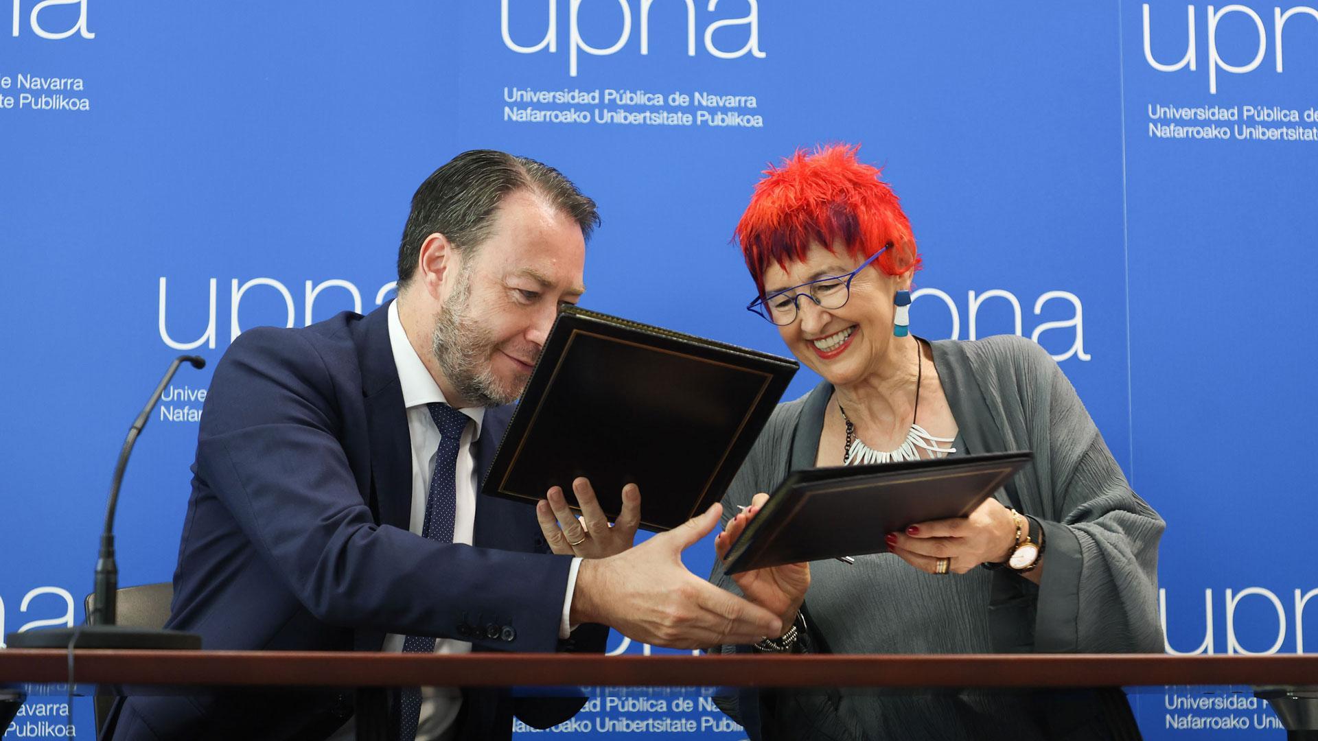 Ramón Gonzalo, rector de la UPNA, y Santos Induráin, consejera de Salud, firman el convenio