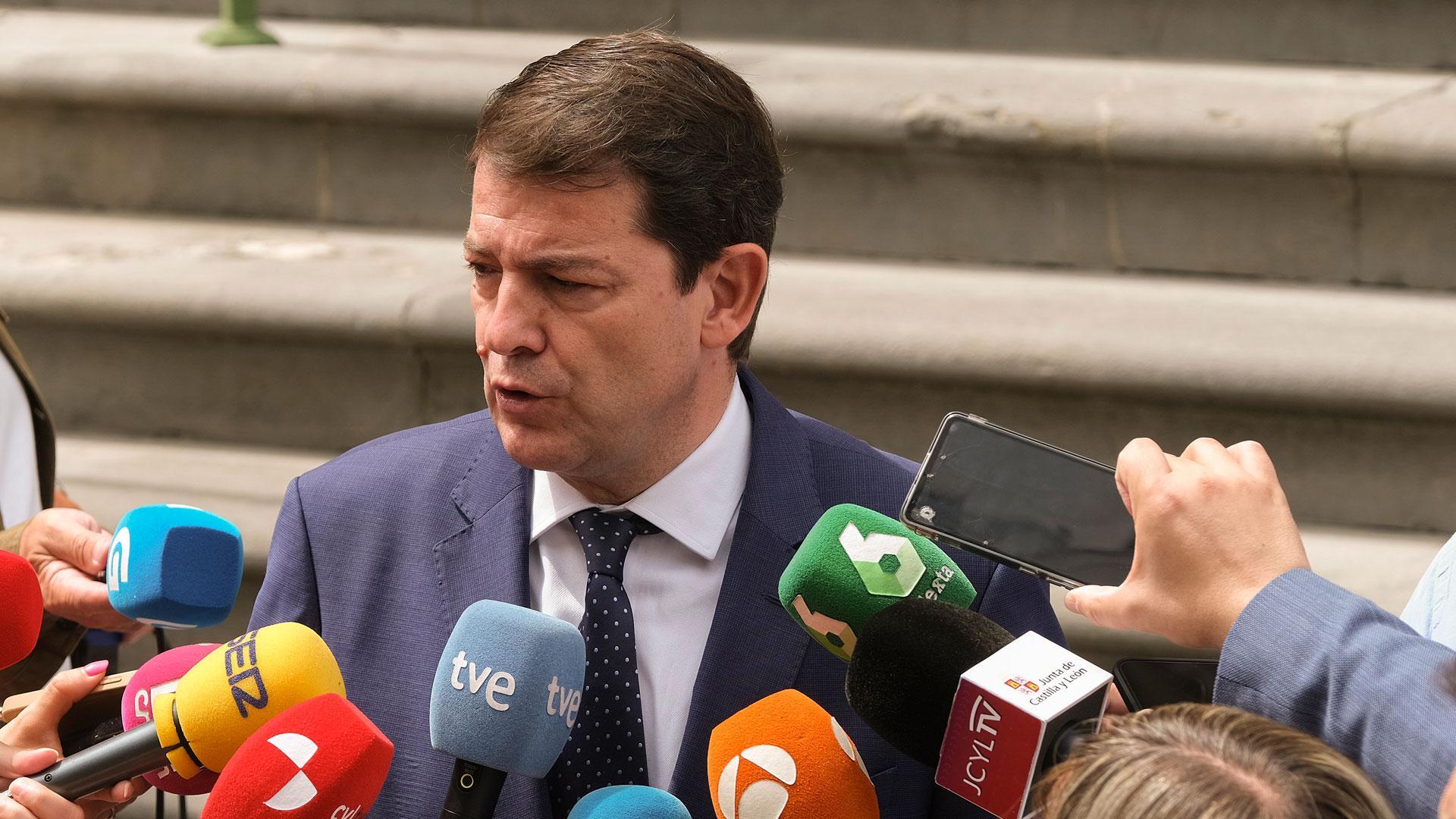 El presidente de Castilla La Mancha, Emiliano García-Page, hace declaraciones a los medios tras asistir a la toma de posesión del reelegido presidente del Principado de Asturias, Adrián Barbón