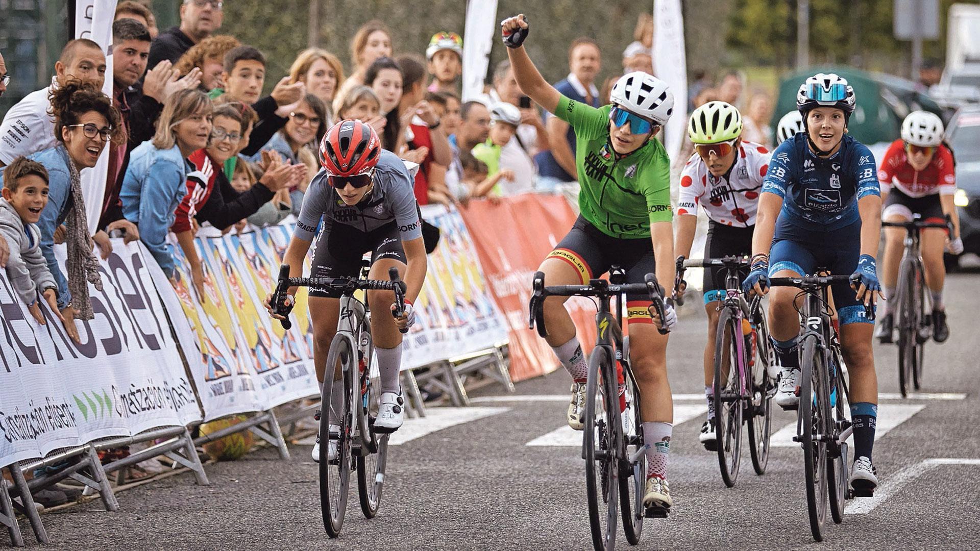 Laia Bosch (Ecológicos Navarra) levanta el brazo como ganadora de la etapa con meta en Berrioplano por delante de Alonso y Deya