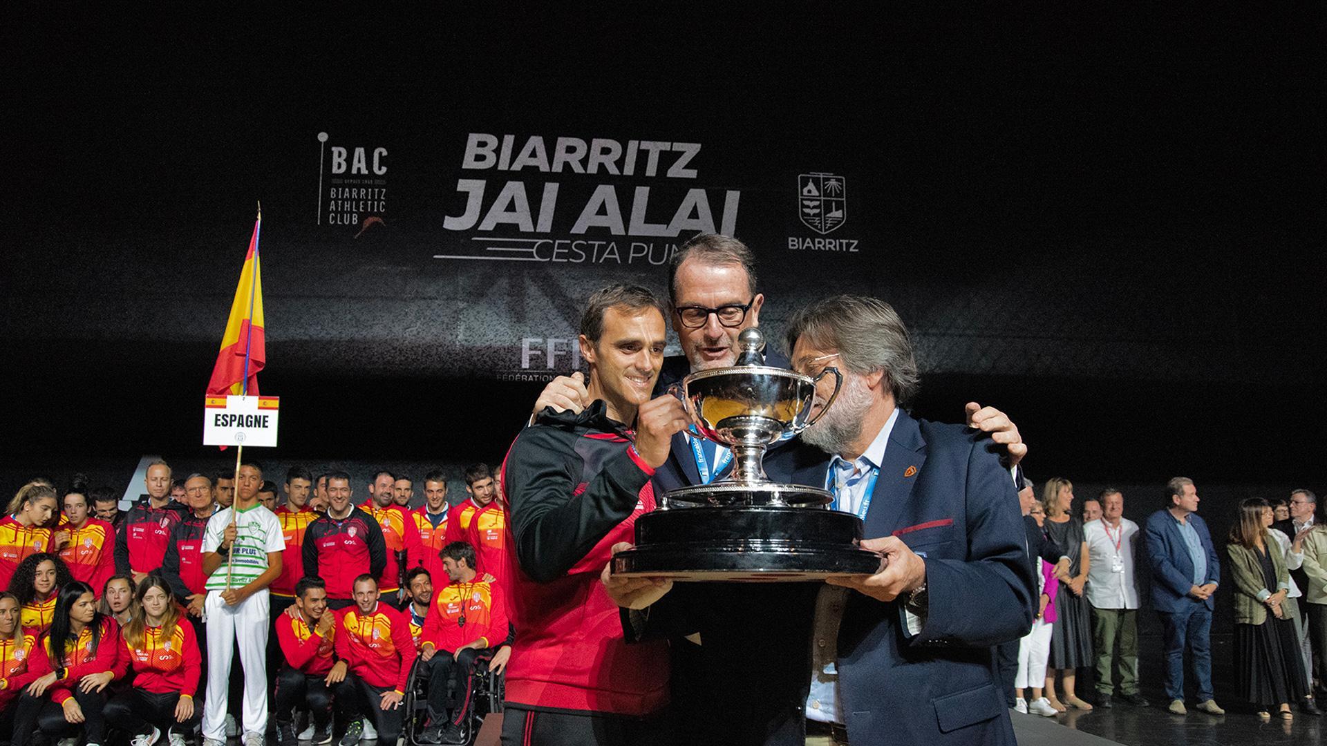 Xabier Asiáin y Pepe Berbegal recogen de manos del presidente de la FIPV, Xavier Cazaubon, el trofeo de campeones del Mundial 2022