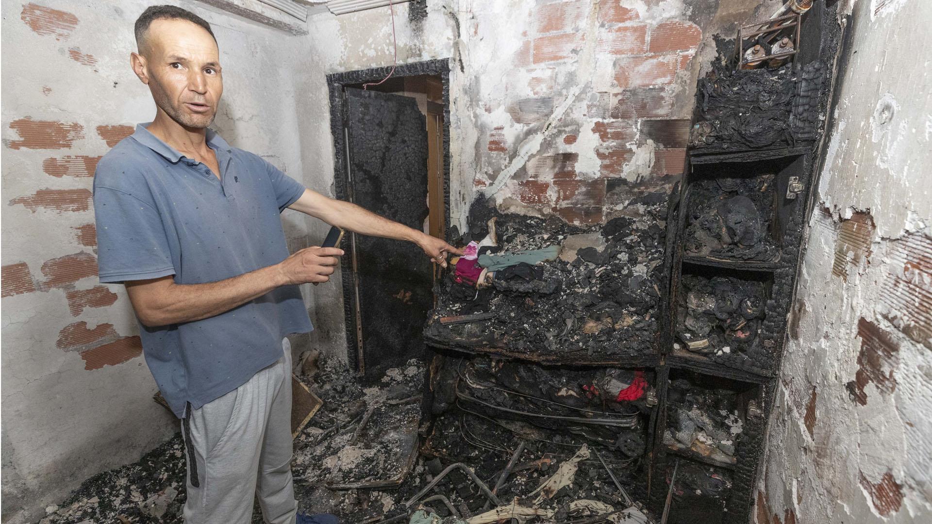 Acid Boufera, vecino de la casa contigua, muestra el punto donde se inicio el fuego a la vivienda del tercer piso del Edificio Los Ángeles situado en el Paseo de Los Ángeles de Lorca (Murcia)