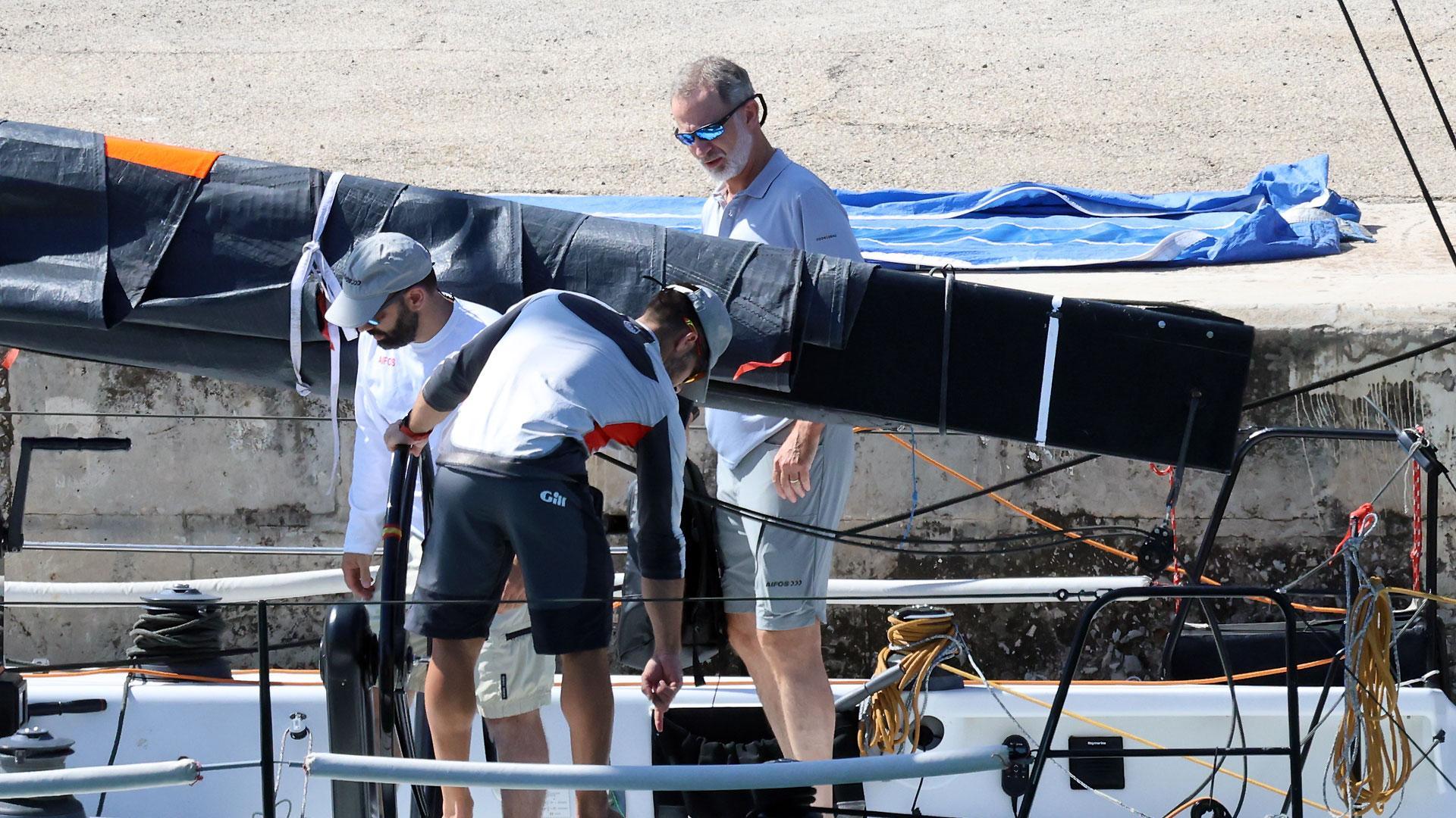 El Rey Felipe embarca en el 'Aifos' en Palma de Mallorca